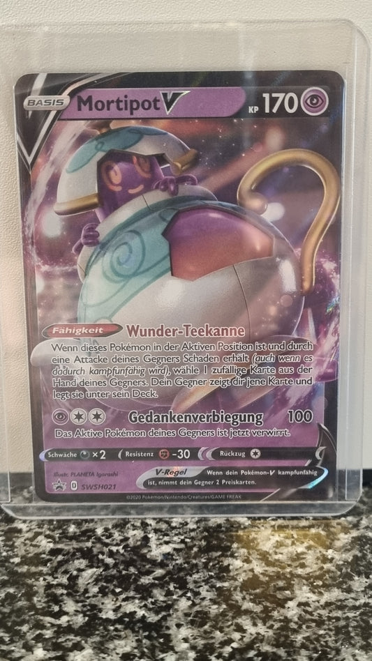 Mortipot V (SWSH Black Star Promos #021) 🇨🇭🇩🇪 (Alt)