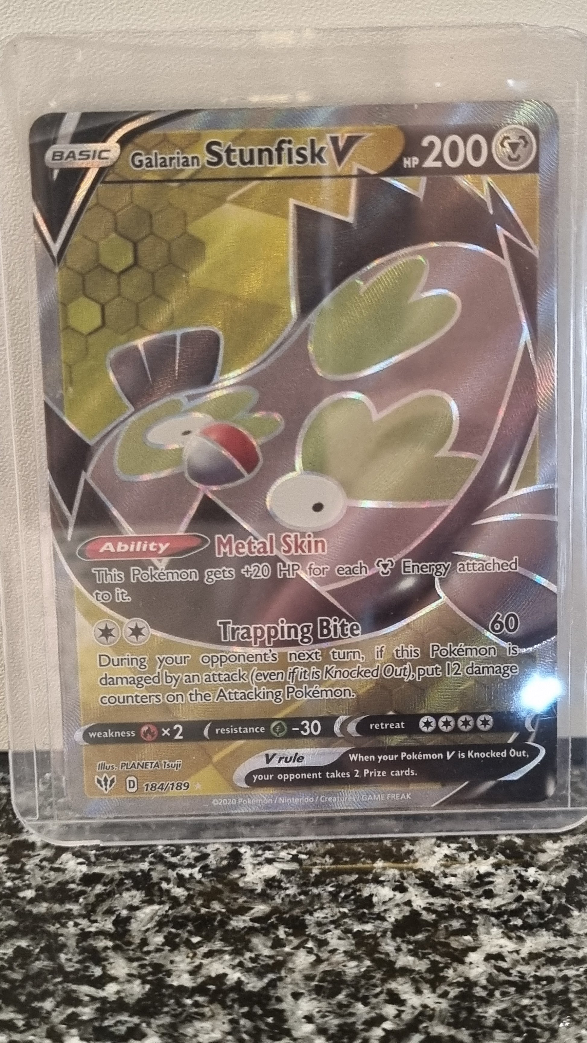 Galarian Stunfisk V (Darkness Ablaze #184) 🇺🇸 (Alt)